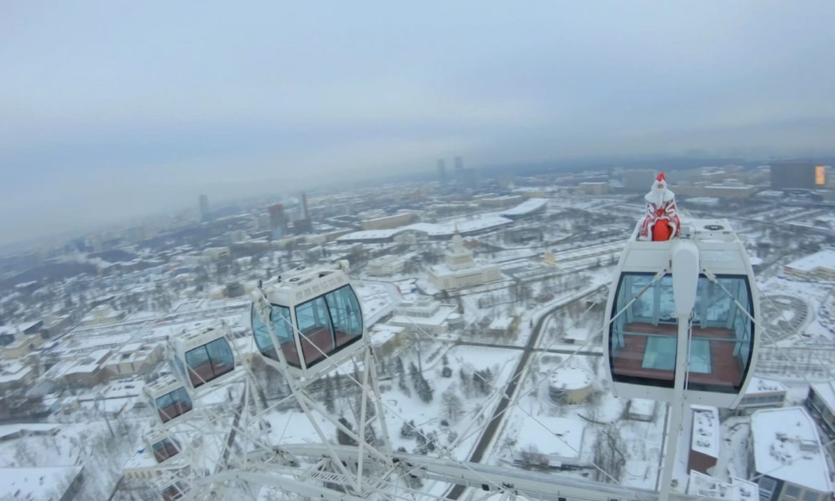 С вершины «Солнца Москвы»: Дед Мороз поздравил москвичей и гостей столицы с Новым годом