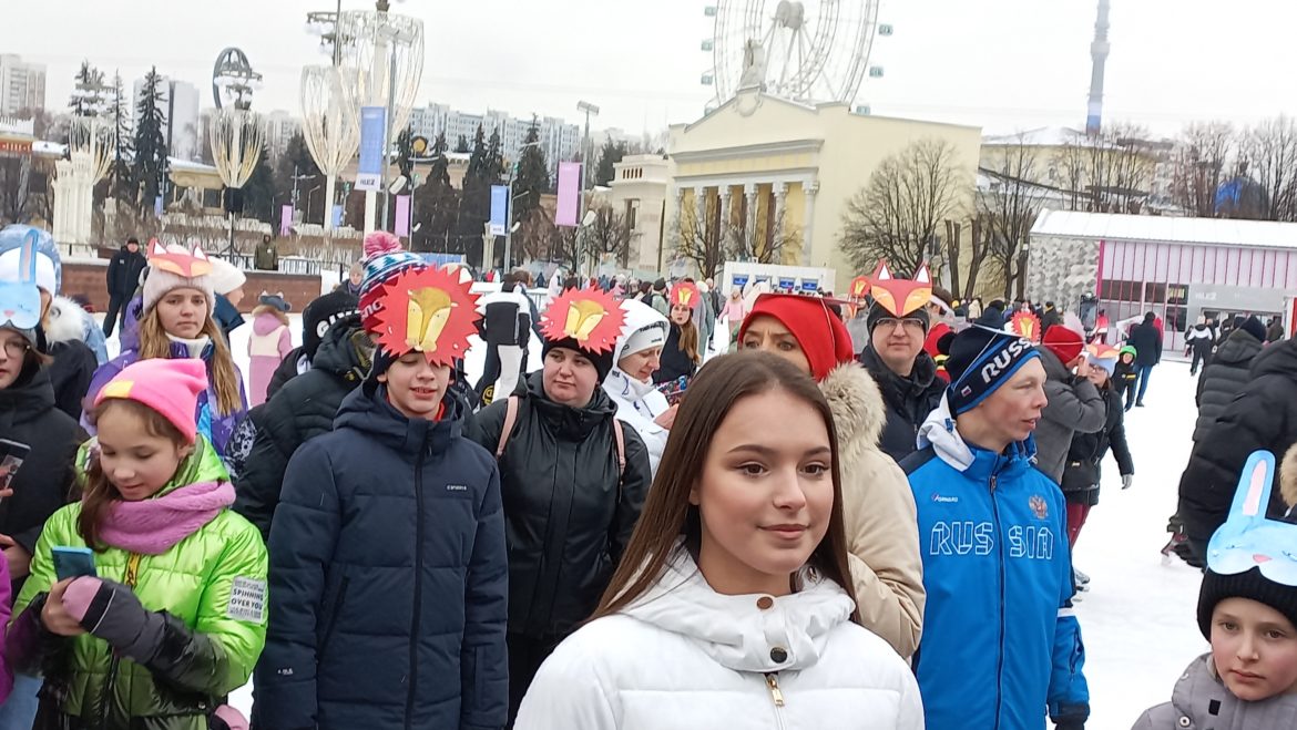 Олимпийская чемпионка по фигурному катанию Анна Щербакова на катке ВДНХ поддержала благотворительную акцию