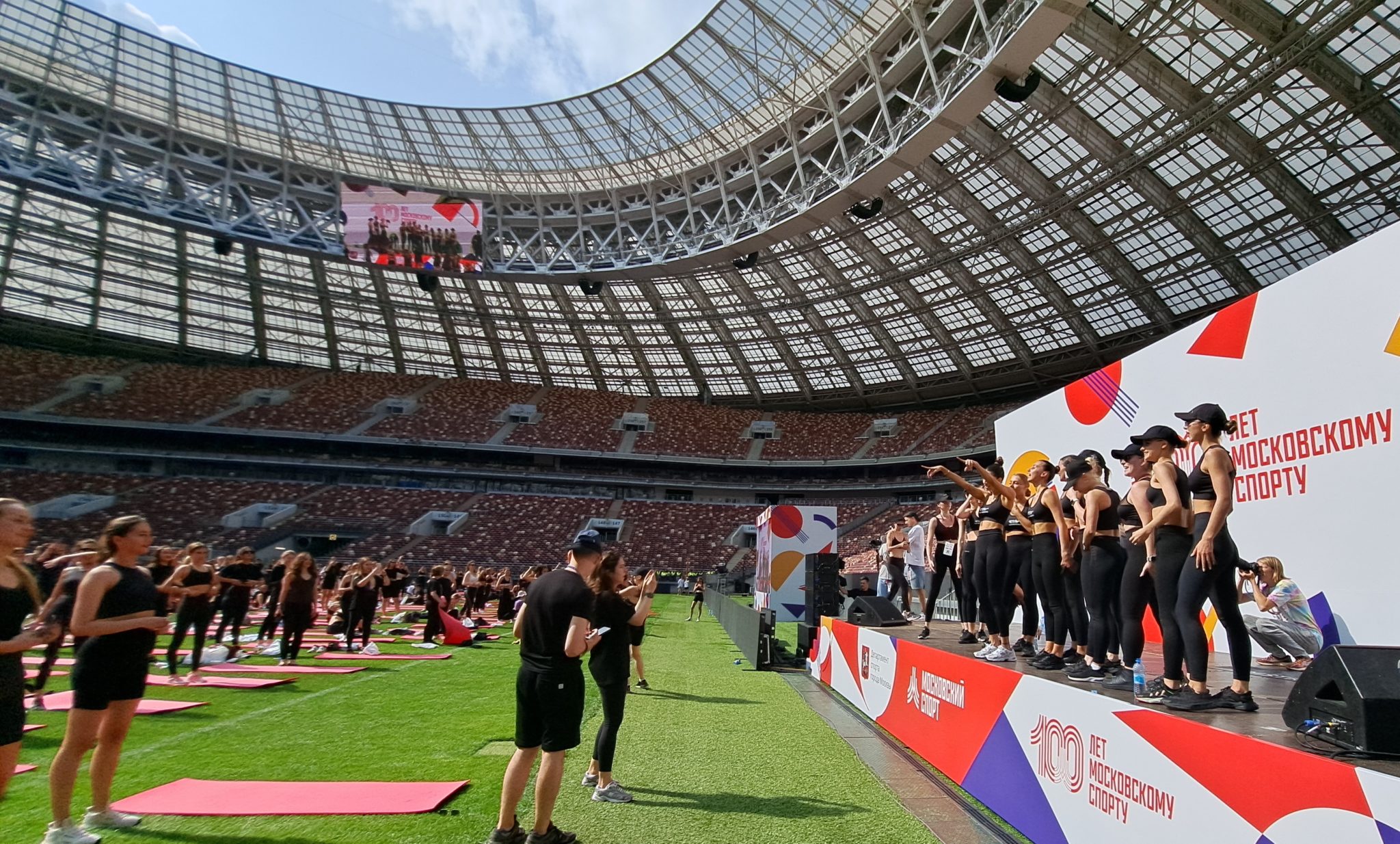 День московского спорта трансляция. День Московского спорта в Лужниках 2023. Москва спортивная. Спорт площадка Лужники. Лужники фанаты.